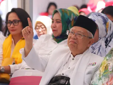 Cawapres nomor urut 1 Ma'ruf Amin didampingi istri, Wuri Estu Handayani mengangkat jari telunjuk saat menghadiri deklarasi dukungan dari Perempuan Indonesia untuk Joko Widodo-KH Ma'ruf Amin (P-IJMA) di Jakarta, Sabtu (22/9). (Liputan6.com/Herman Zakharia)
