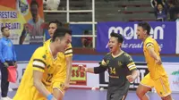 Para pemain Sukun-DPUPR Grobogan merayakan kemenangan atas Yuso Yogyakarta dalam perebutan tiket semifinal Livoli Divisi Utama di GOR Dimyati, Tangerang, Jumat (18/10/2019). (foto: PBVSI)