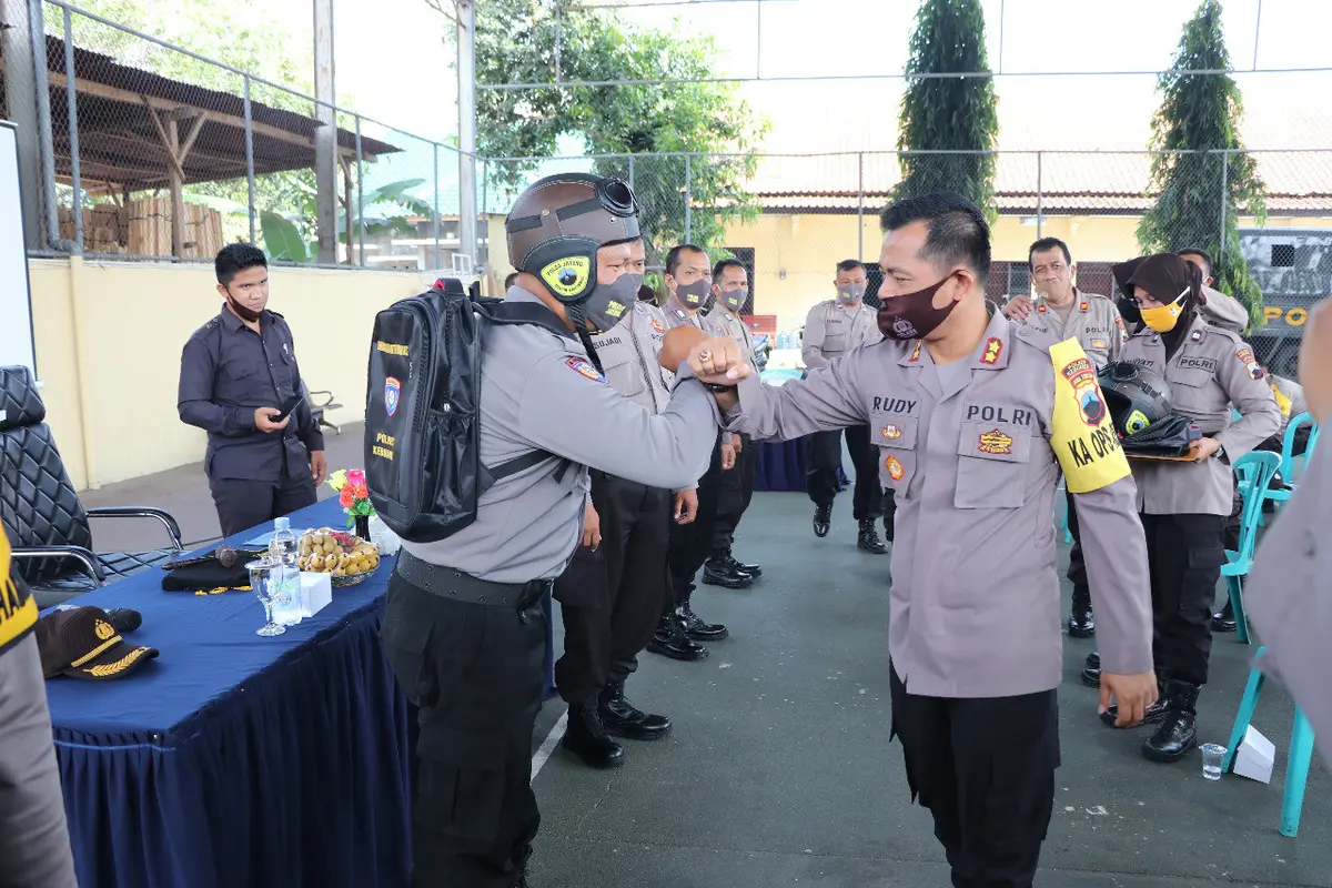 Bhabinkamtibmas di Kebumen, Jawa Tengah mengenakan akesesoris mirip 'Pak Bhabin' yang viral dari Purworejo. (Foto: Liputan6.com/Humas Polres Kebumen)