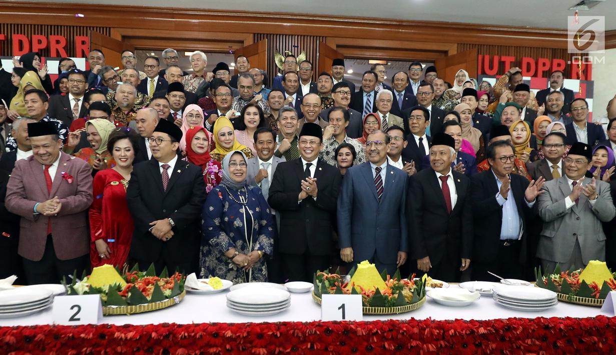 Ketua DPR Bambang Soesatyo (tengah) bersama pimpinan DPR dan DPD saat memotong tumpeng dalam rangka HUT ke-74 DPR usai Rapat Paripurna di Kompleks Parlemen, Jakarta, Kamis (29/8/2019). Rapat Paripurna kali ini berisi pidato Ketua DPR dalam rangka HUT ke-74 DPR. (Liputan6.com/JohanTallo)