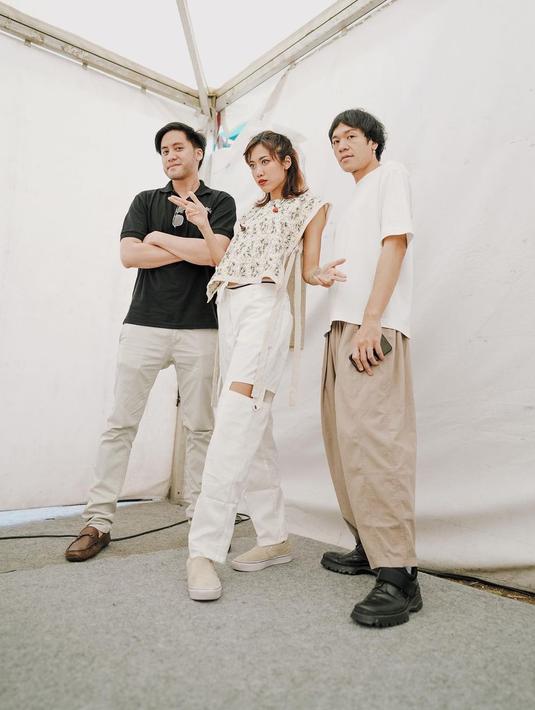 Widi Vierratale, sebelum manggung menyempatkan diri berpose dengan personel bandnya di dalam tenda. (Foto: Instagram/@widikidiwdkdw)