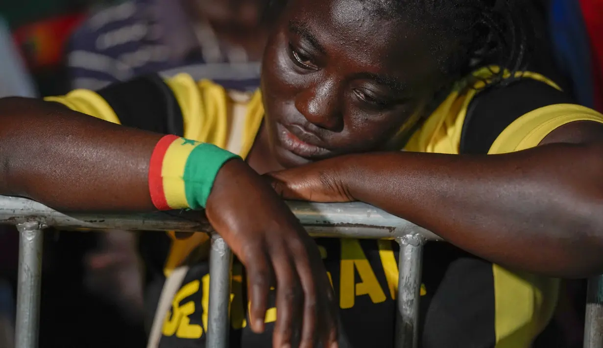 Suporter Senegal menyaksikan laga babak 16 besar Piala Dunia 2022 saat tim kesayangan mereka melawan Inggris di Qatar, lewat layar video yang dipsang di fan zone di Dakar, Senin (5/12/2022) dini hari WIB. Senegal ditaklukkan Inggris dengan skor 0-3. (AP Photo/Leo Correa)