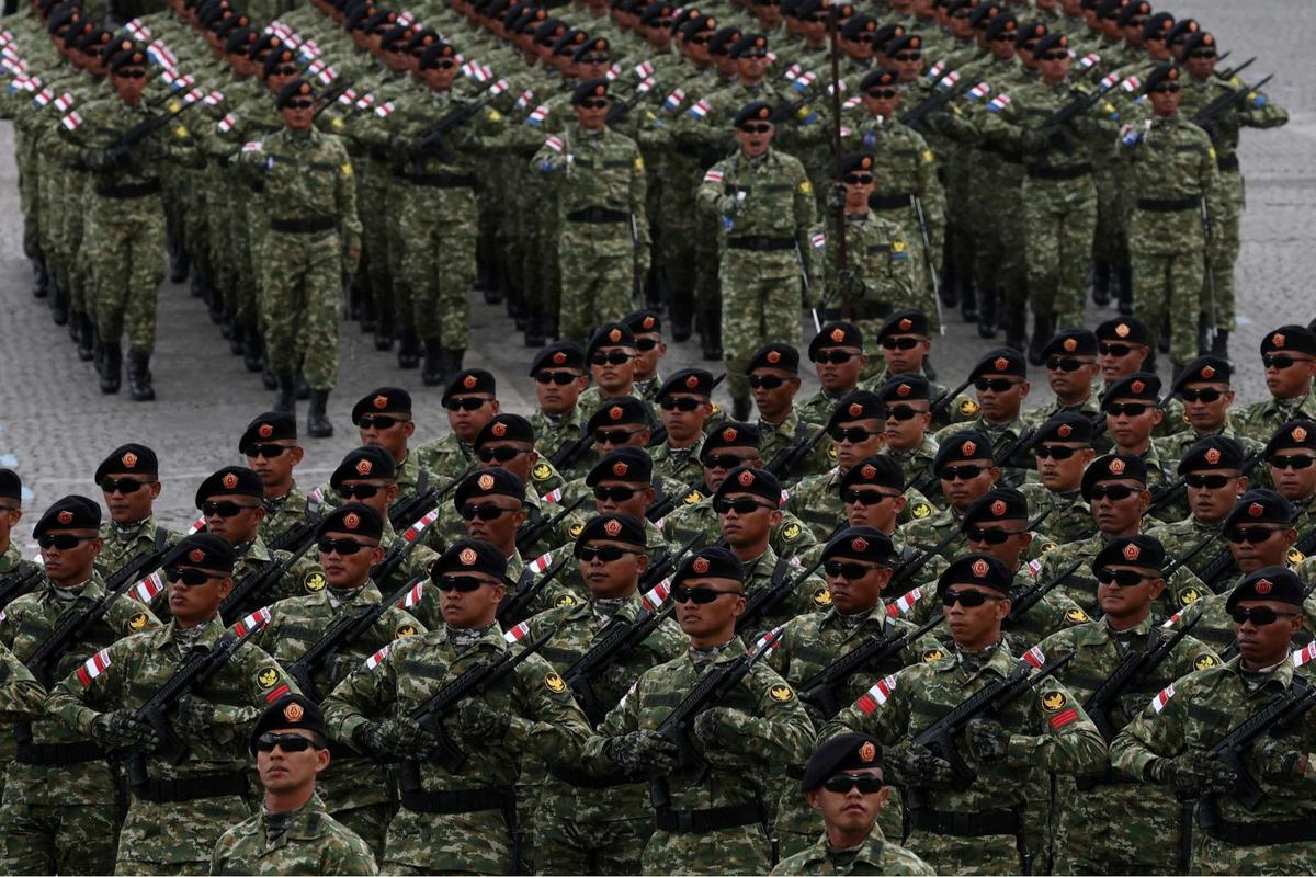 Barisan pasukan TNI-Polri tampil di parade militer Bastille Day