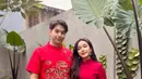 Brisia Jodie dan Jonathan Alden tampil serasi dalam balutan busana bernuansa merah saat merayakan Imlek bersama. Pasangan ini mengabadikan momen kebersamaan mereka dalam sebuah pemotretan spesial yang diunggah di media sosial. Kebersamaan mereka sukses mencuri perhatian warganet yang memuji kekompakan dan keromantisan keduanya. (Liputan6.com/IG/@brisiajodie96)