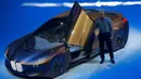 Seorang pria melihat interior mobil konsep 'Vision Next 100' BMW saat perayaan HUT ke-100 BMW di Munich, Jerman, Senin (7/3/2016). 'Vision Next 100' BMW terlihat sangat futuristik. (Reuters/ Michael Dalder)