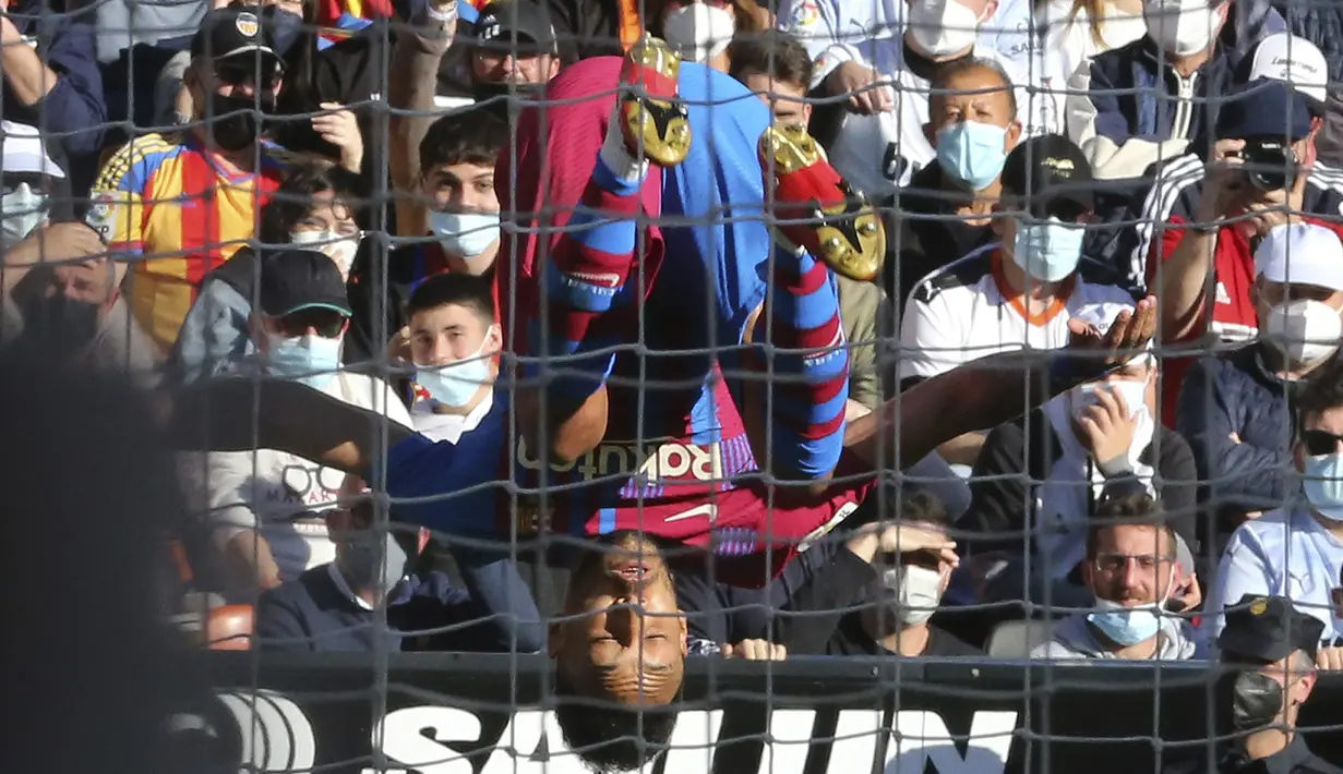 Barcelona membuka skor pada menit ke-23. Gol dicetak Pierre-Emerick Aubameyang dengan sebuah tembakan keras usai menerima umpan terobosan Jordi Alba yang tidak mampu dibendung kiper Valencia, Giorgi Mamardashvili. (AP/Alberto Saiz)