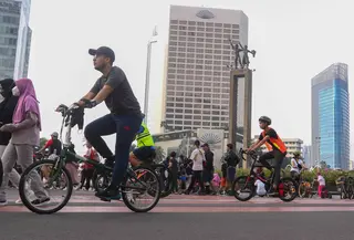 Warga bersepeda di kawasan bundaran HI, Jakarta, Minggu (12/6/2022). Car Free Day di kawasan Sudirman-Thamrin dimanfaatkan warga untuk berolah raga dan ber foto-foto. (Liputan6.com/Herman Zakharia)