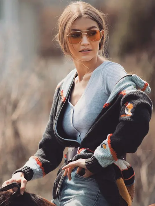 Melansir Ace Showbiz, Yolanda Hadid, ibunda Gigi Hadid mengunggah foto di akun Instagram pribadinya. Terlihat dalam foto itu terlihat Yolanda, Gigi, Zayn dan Trisha Malik, ibunda dari Zayn. (Instagram/gigihadid)