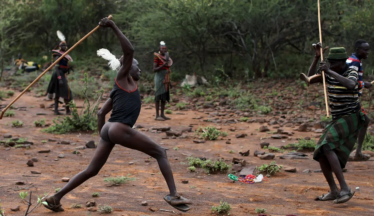Dua pemuda Pokot bertarung untuk memperebutkan wilayah selama upacara Sapana di Baringo County, Kenya , (20/1). Proses Inisiasi ini merupakan sebuah ritual yang sangat penting bagi warga setempat. (REUTERS / Siegfried Modola)