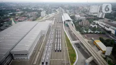 Kereta MRT yang berjajar di Stasiun MRT Lebak Bulus, Jakarta,Kamis (16/04/2020). Untuk mengantisipasi penyebaran virus Corona, PT MRT Jakarta melakukan pembatasan penumpang dalam satu rangkaian kereta hanya 60 orang, Selama penerapan Pembatasan Sosial Berskala Besar (PSBB). (merdeka.com/Dwi Narwoko)