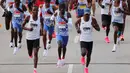 Pelari Kenya, Kelvin Kiptum (tengah) berkompetisi dalam Chicago Marathon 2023 di Chicago, Illinois, Amerika Serikat, 8 Oktober 2023. (AFP/Kamil Krzaczynski)