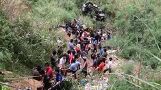 Relawan membantu evakuasi para penumpang bus yang terjun ke jurang di Kota Carranglan, Provinsi Nueva Ecija di Filipina Utara, Selasa (18/4). Setidaknya 26 orang tewas dan 21 lainnya mengalami luka-luka. (Philippine Red Cross Nueva Vizcaya chapter via AP)