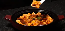 Hidangan tahu sutra yang lembut dengan potongan ayam dan jamur yang dimasak dalam saus gurih bercita rasa umami. (Foto/dok: Pexels/Change C.C)