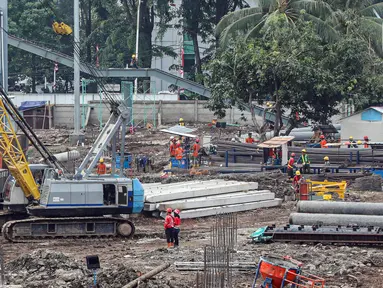 Sejumlah pekerja mengerjakan proyek perluasan stasiun Tanah Abang di Jakarta, Jumat (9/8/2024). (Liputan6.com/Angga Yuniar)