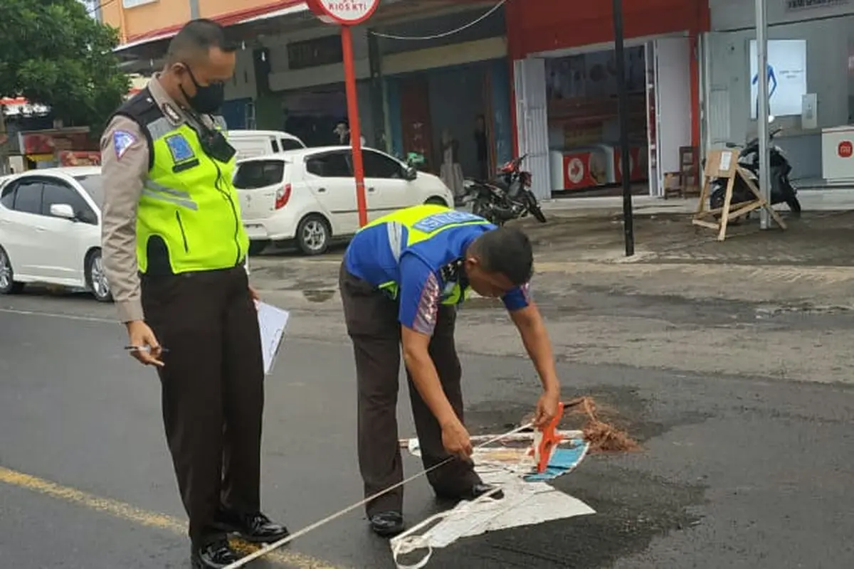 Ketika mendekati lokasi, Herry berusaha mendahului sebuah truk tronton DB 8212 AY yang dikendarai lelaki Rio (38) warga Kecamatan Maesa, Kota Bitung.