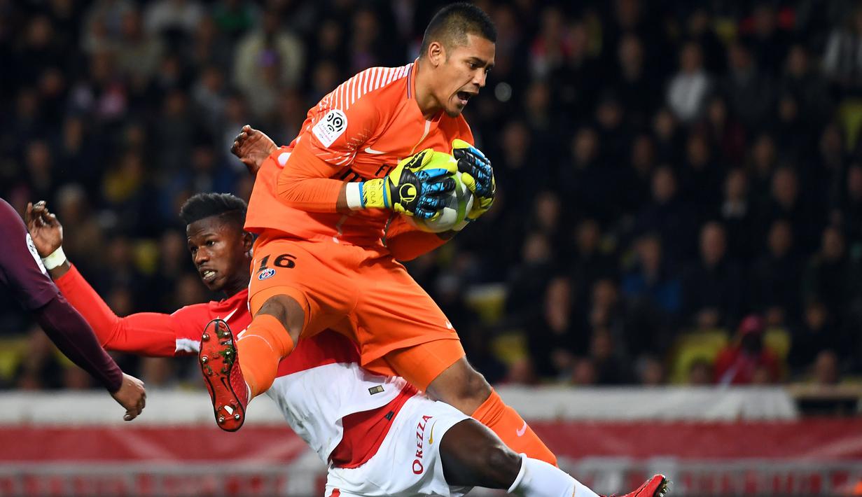 Kiper PSG, Alphonse Areola (tengah) mengamankan bola dari kejaran pemain AS Monaco, Keita Balde Diao pada lanjutan Ligue 1 di Louis II stadium, Monaco, (26/11/2017). PSG menang 2-1. (AFP/Anne-Christine Poujoulat)