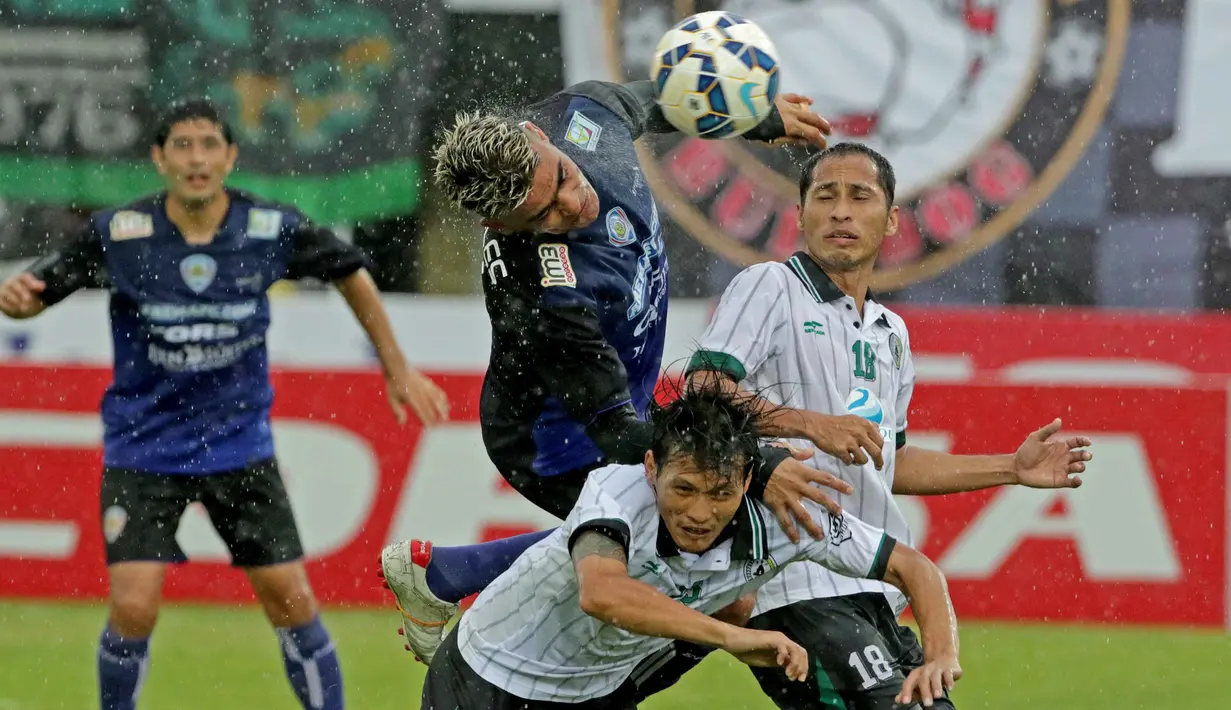 Penyerang Arema Cronus, Cristian Gonzales, berduel bola atas dengan pemain PSS Sleman pada laga Bali Island Cup 2016 di Stadion Kapten I Wayan Dipta, Bali, Minggu (21/2/2016). (Bola.com/Peksi Cahyo)