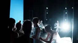 Penari Ukraina dari perusahaan Balet Kota Kyiv bersiap sebelum pertunjukan di Theatre de Chatelet, di Paris (8/3/2022). Mereka diberi kesempatan untuk berlatih dan menari adalah kesempatan bagi banyak orang untuk fokus pada sesuatu selain perang. (AP Photo/Thibault Camus)