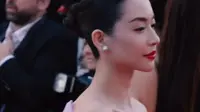 Potret Elvira Devinamira Menyala dengan Gaun Merah Cantik di Festival Film Cannes 2025