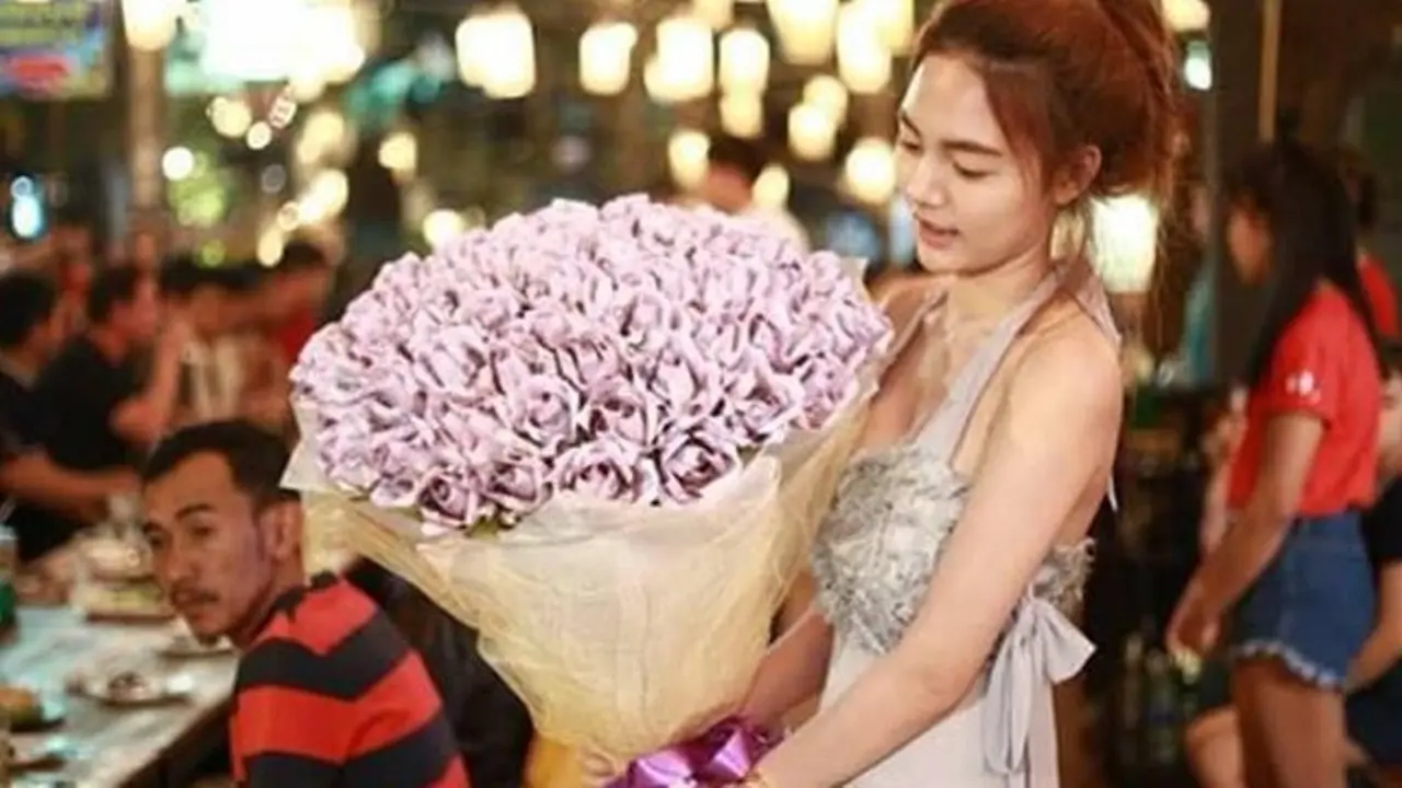 Orang Kaya! Cewek Ini Kasih Surprise Ulang Tahun Buat Pacarnya Berupa Bucket Uang Senilai 43 Juta Rupiah