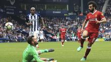 Pemain Liverpool, Mohamed Salah (kanan) mencetak gol kedua timnya ke gawang West Bromwich Albion pada laga lanjutan Liga Inggris 2017/2018 di Hawthorns Stadium, West Bromwich, 21 April 2018. Salah sukses menjadi pencetak gol terbanyak pada musim tersebut dengan mencetak 32 gol. (AFP/Lindsey Parnaby)