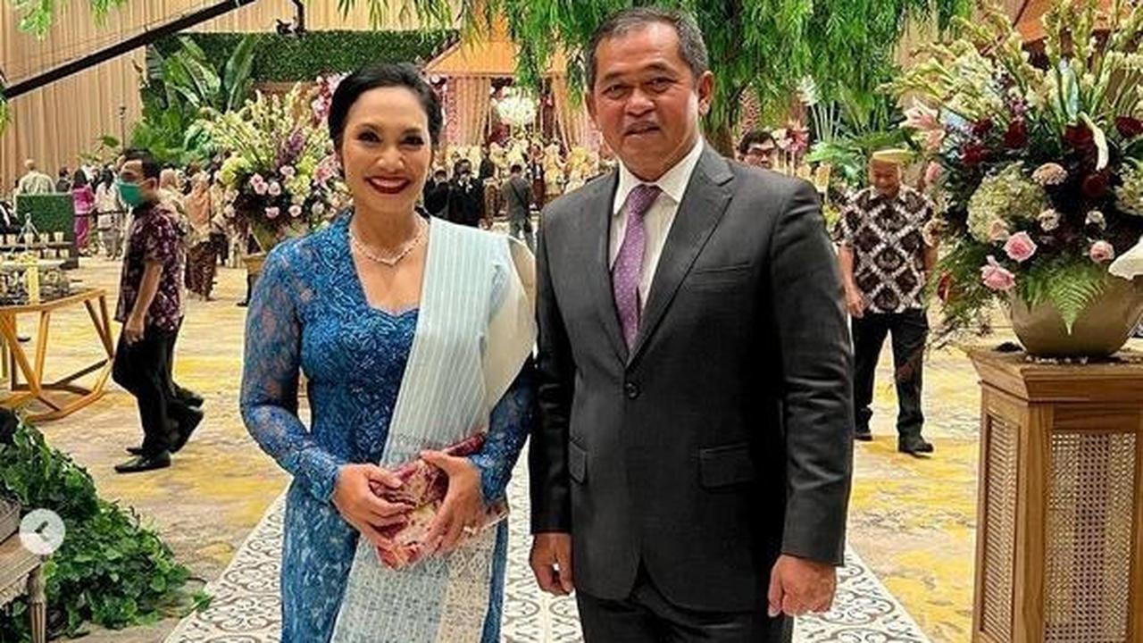 Paulina pernah menjadi LO SEA Games tahun 1995. Hal ini menjadi awal pertemuannya dengan Maruli Simanjuntak.<br>