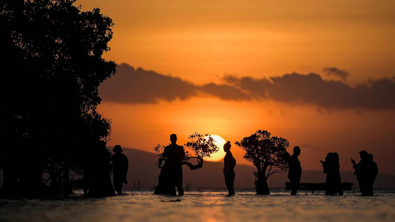 FOTO: Senja Pantai Walakiri Memikat Wisatawan di Sumba Timur