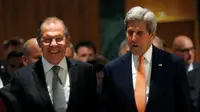 Sergei Lavrov (kiri) dan John Kerry menuju ruang rapat di Jenewa, Swiss, untuk membahas krisis di Suriah (Reuters)