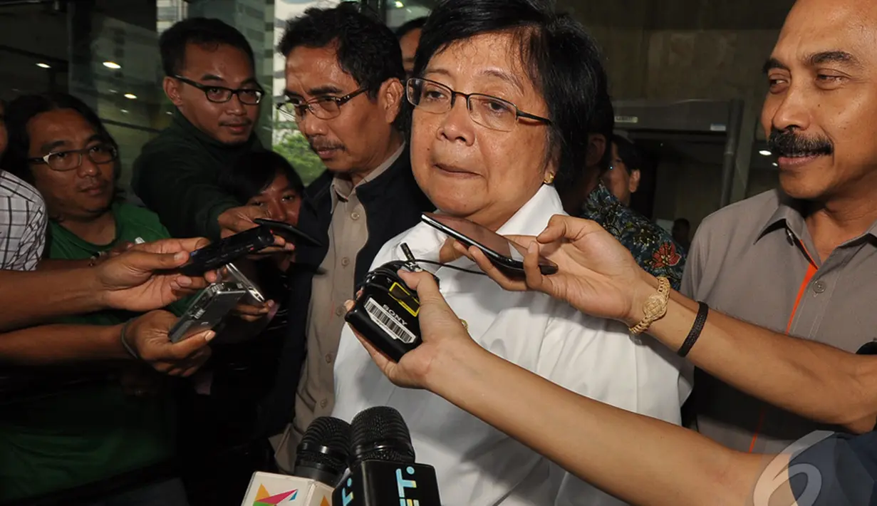 Menteri Kehutanan dan Lingkungan Hidup Siti Nurbaya saat memberikan keterangan kepada awak media usai berkunjung ke KPK,  Jakarta, Selasa (23/12/2014). (Liputan6.com/Miftahul Hayat)