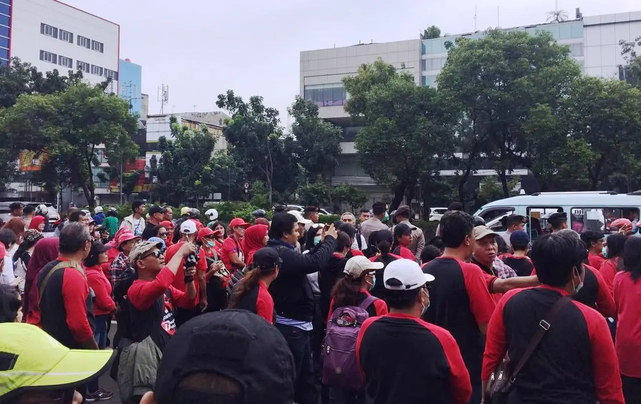 Massa pro Ahok yang memberikan dukungannya di depan PN Jakarta Utara, Senin (26/2/2018). (Liputan6.com/Muhammad Radityo Priyasmoro)