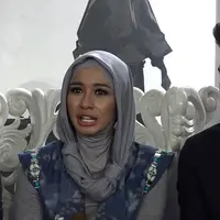 Sudah mulai berhijab, Laudya Cynthia Bella sempat merasa canggung untuk ikut bergoyang dengan anggota Bukan Bintang Biasa (BBB) lainnya. Tetapi ia tetap profesional dan mencoba menyesuaikan goyangannya nanti.