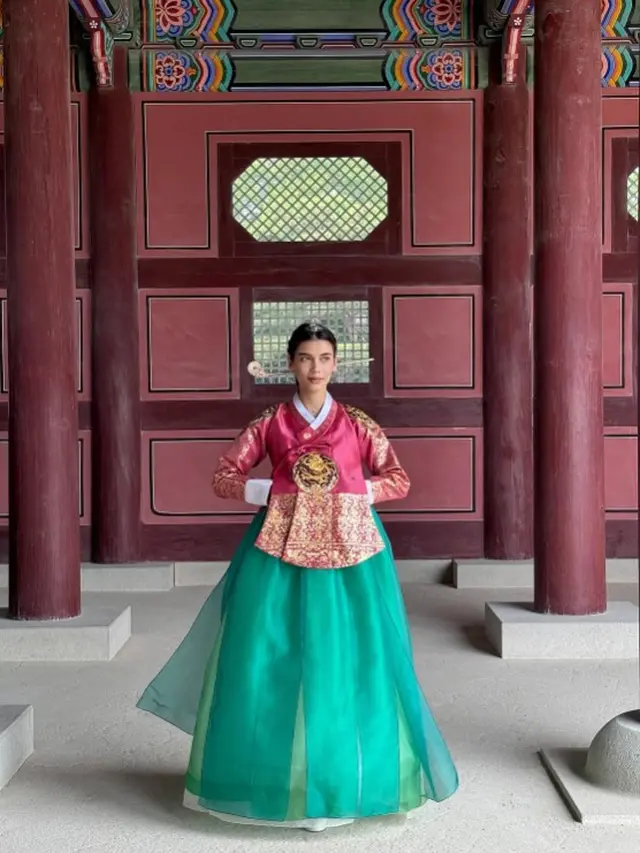 Potret Sabrina Chairunnisa Pakai Hanbok Korea