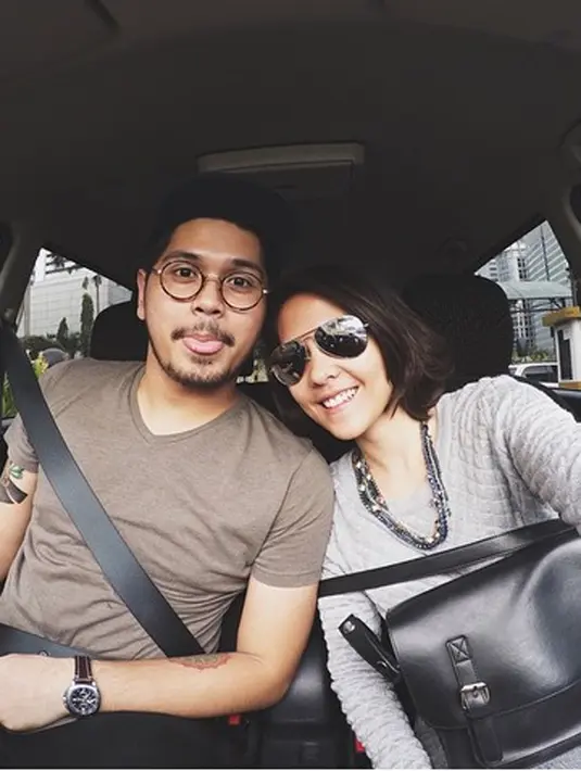 Sambil menunggu kemacetan di ibu kota, mereka berdua melakukan selfie didalam mobil untuk mengusir kejenuhan. Terpancar aura bahagia diraut wajah mereka berdua. (Via Instagram/@petra_sihombing)