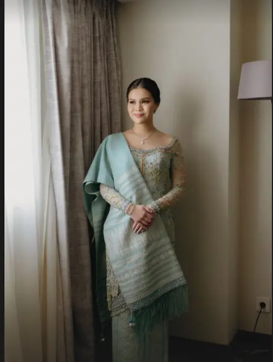 Kebaya rancangan Myrna Myura punya potongan square sweatheart yang bikin terlihat anggun [@chengiovani]