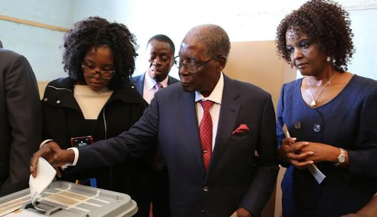 Mantan Presiden Zimbabwe, Robert Mugabe memasukan surat suara di TPS distrik Highfield, Harare, Senin (30/7). Mugabe pertama kalinya memberikan suara dalam pemilihan umum negara itu, setelah dilengserkan November 2017.  (AP/Tsvangirayi Mukwazhi)