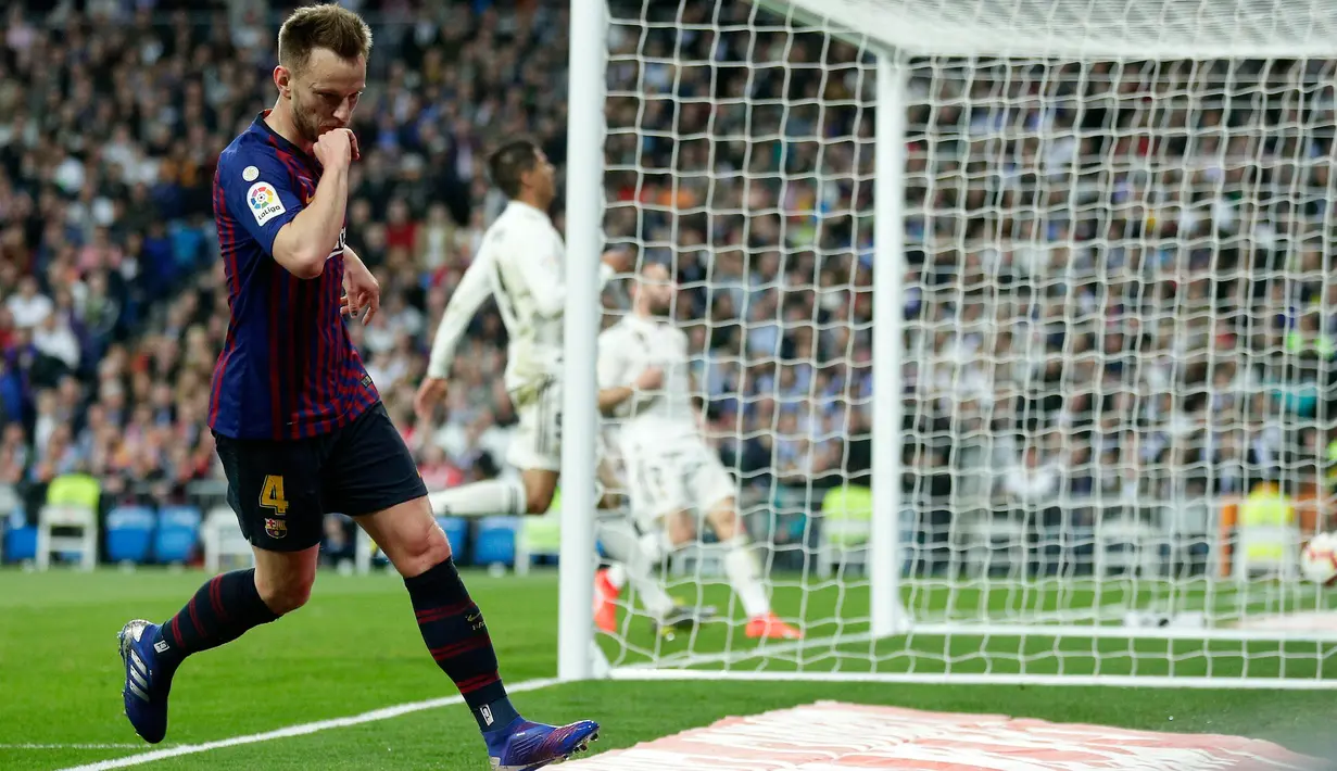 Gelandang Barcelona, Ivan Rakitic berselebrasi usai mencetak gol ke gawang Real Madrid selama pertandingan lanjutan La Liga Spanyol di Santiago Bernabeu, Madrid (2/3). Barcelona menang tipis atas Real Madrid 1-0. (AP Photo/Manu Fernandez)
