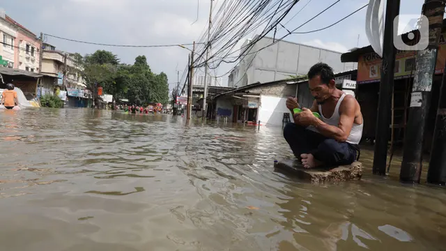 Kali Angke Meluap, Banjir Rendam Jalan Raya Cipondoh Kota Tangerang Banten