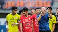 Pelatih Persija Jakarta, Thomas Doll memberikan salam penghormatan kepada fans setelah berakhirnya laga menghadapi Barito Putera pada laga lanjutan BRI Liga 1 2022/2023 di Stadion Patriot Candrabhaga, Bekasi, Rabu (22/02/2023). (Bola.com/Bagaskara Lazuardi)