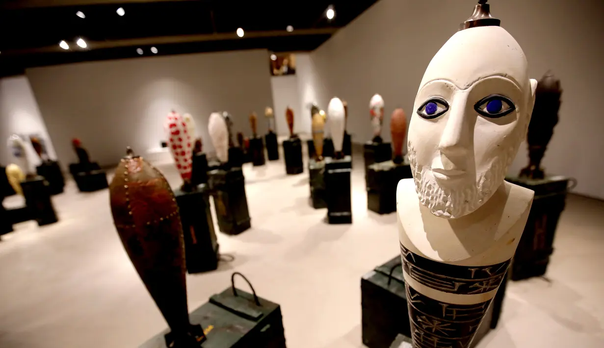 Replika bom karya seniman Lebanon, Katya Traboulsi saat dipamerkan di Salih Barakat Gallery, Beirut, Selasa (10/4). Bentuk bom dan konten ikonografi mencerminkan antara perang dan budaya. (ANWAR AMRO/AFP)