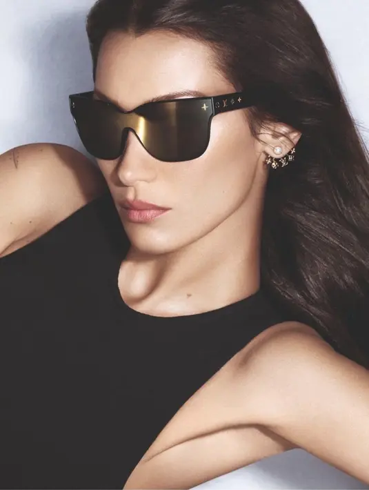 Bella Hadid juga tampak memukau dengan sunglasses penuh pernyataan dari Louis Vuitton. Ia juga beberapa kali menjadi wajah dari Louis Vuitton. [Foto: Instagram/ Bella Hadid]