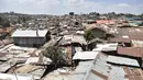 Suasana pemandangan Kibera daerah kumuh terbesar di Nairobi, Kenya (16/1). Octopizzo 29 tahun saat ini menjadi salah satu bintang hip-hop paling terkenal di Afrika Timur. (AFP Photo/Tony Karumba)