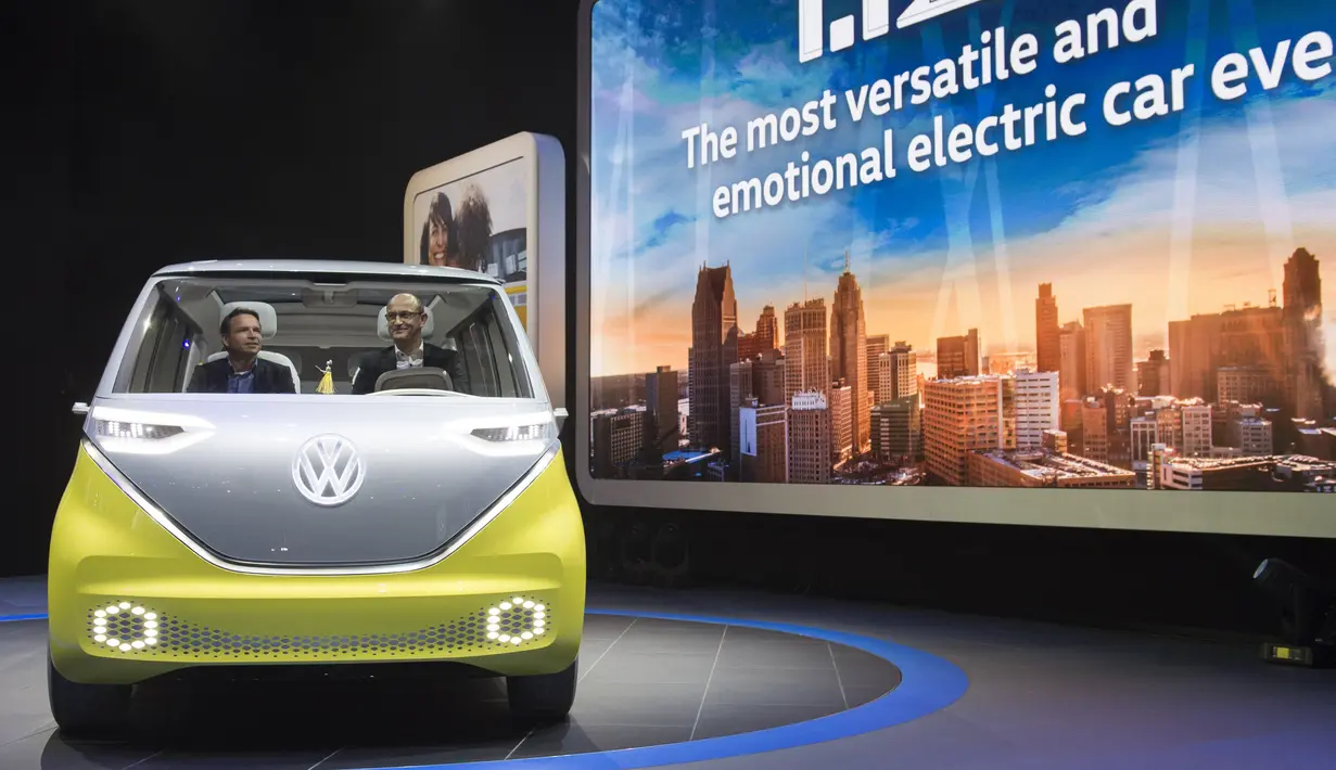 Volkswagen I.D. Buzz saat dipamerkan dalam North American International Auto Show di Detroit, Michigan, AS, (9/1). Mobil ini mampu berkendara secara otonom menggunakan satu motor listrik di depan dan satu di belakan. (AFP Photo/Saul Loeb)