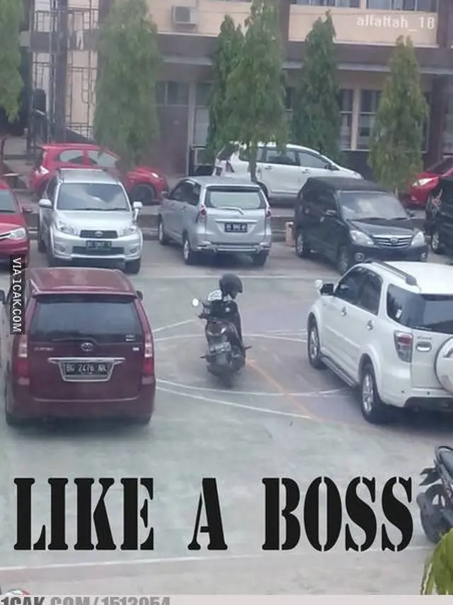 6 Foto Parkir Motor Sembarangan Ini Bikin Geleng Kepala