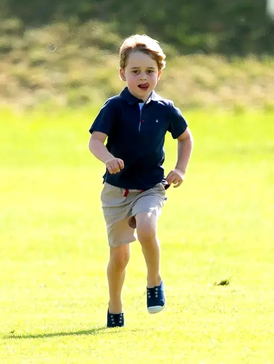 Lucunya Pangeran George ketika menjulurkan lidah saat acara penggalangan dana yang dilakukan oleh Kerajaan. (REX/Shutterstock/HollywoodLife)