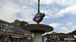 Sebuah papan nama di luar stasiun Tube Southgate yang diubah menjadi Gareth Southgate di London, Senin (16/7). Hal itu sebagai penghormatan untuk pelatih timnas Inggris yang mengantarkan The Three Lions masuk semifinal Piala Dunia 2018 (AP/Robert Stevens)