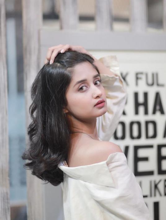 Sebagai model, penampilan Sehnaz Nur Nabiila pun terlihat fashionable. (FOTO: instagram.com/sehnaznabillla/)