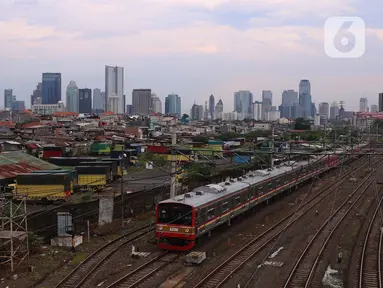 Sebuah kereta melintas di kawasan Jakarta, Sabtu (19/3/2022). Bank Indonesia (BI) memperkirakan pertumbuhan ekonomi Indonesia akan meningkat lebih tinggi, pada kisaran 4,7 persen hingga 5,5 persen, dari pertumbuhan 3,69 persen pada 2021. (Liputan6.com/Angga Yuniar)