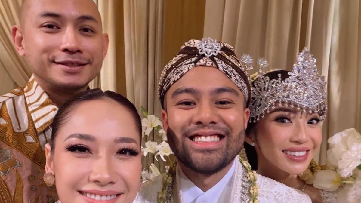 Gaya Berbatik Bunga Citra Lestari dan Tiko Aryawardhana Hadiri Kondangan Member Geng Aries