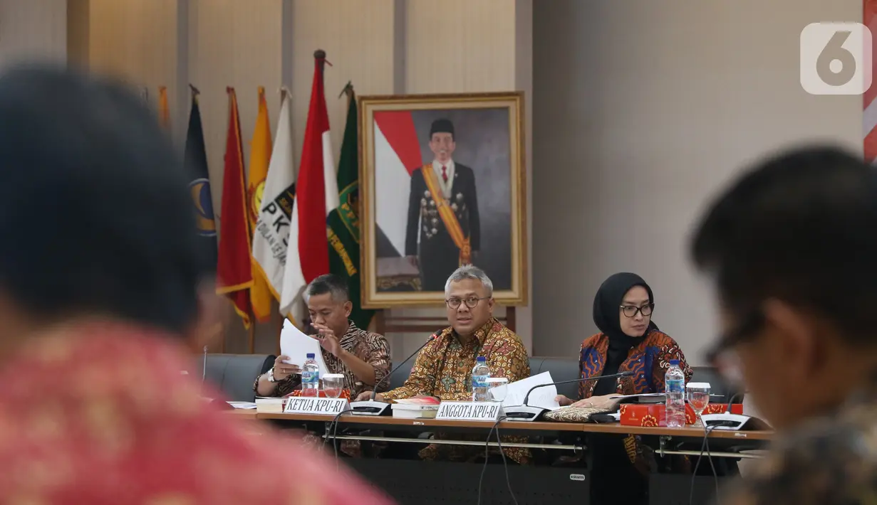 Ketua KPU Arief Budiman (tengah) didampingi Komisioner KPU Wahyu Setiawan (kiri) dan Evi Novida memimpin rapat Uji Publik Rancangan Peraturan KPU di Jakarta, Rabu (2/10/2019). Rapat membahas pencalonan, pembentukan dan tata kerja PPK, PPS dan KPPS dalam Pilkada 2020. (Liputan6.com/Angga Yuniar)