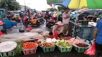 Pedagang sayur Malinda (45) tengah menjajakan dagangannya di Pasar Pondok Gede, Bekasi Jakarta Timur. (Liputan6.com/Bawono)
